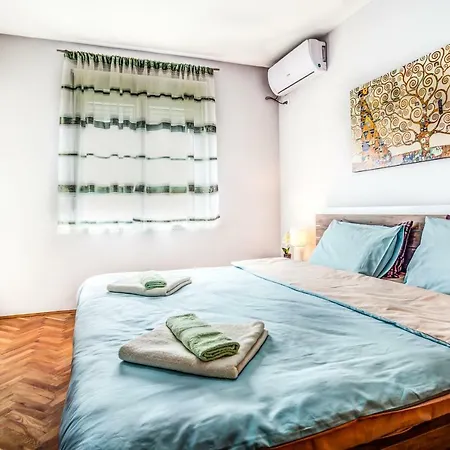 Apartment Castelomi *