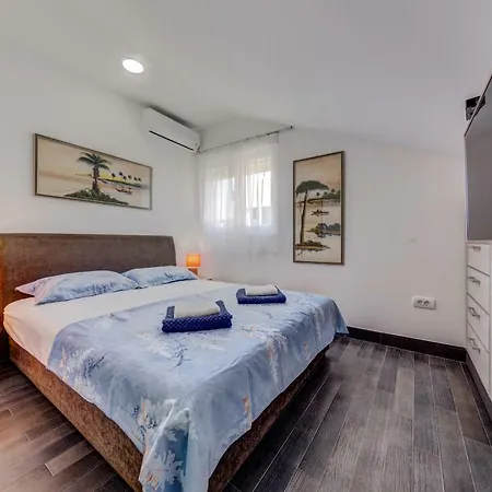 Castelomi Apartment *