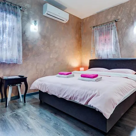 Castelomi Apartment *