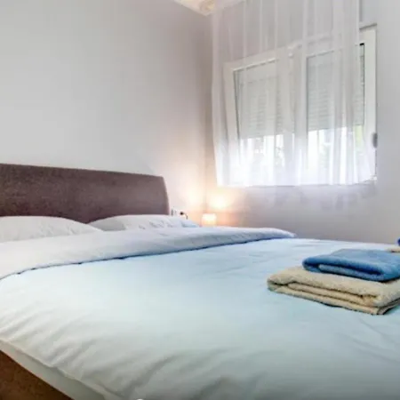 Apartment Castelomi *