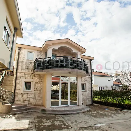 Apartment Castelomi *
