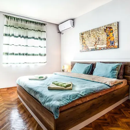 Castelomi Apartment