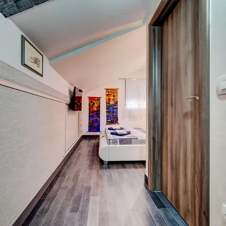 Apartment Castelomi *